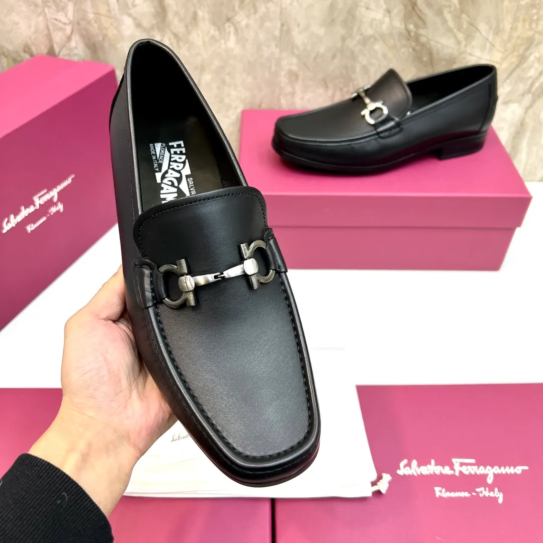 Original quality P780 Brand: Ferragamo Standard size: Men's size 39–44 (38.45 can be customized) Grade: Same style as the official website High-quality men's shoes Material: Customized first-layer calfskin with water-dyed cowhide lining Cowhide tiptoe Original non-slip and wear-resistant rubber outsole Style category: Men's formal business leather shoes are young and fashionable European and American trends British style Casual matching and comfortable feet Color: actual picture